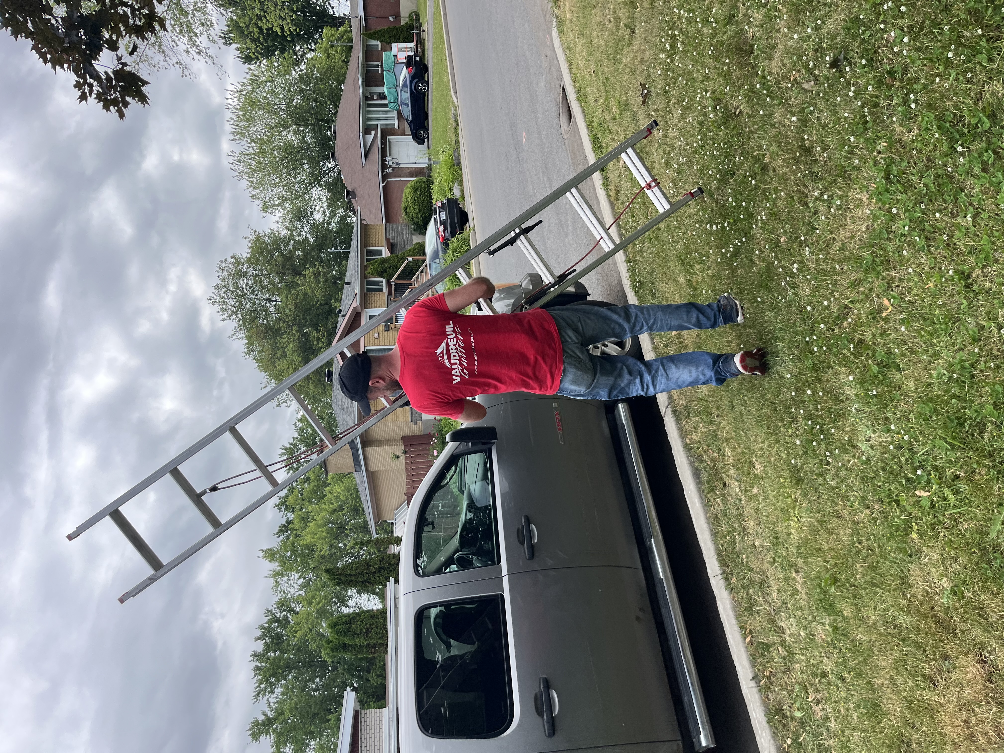 TMR Gutters technician